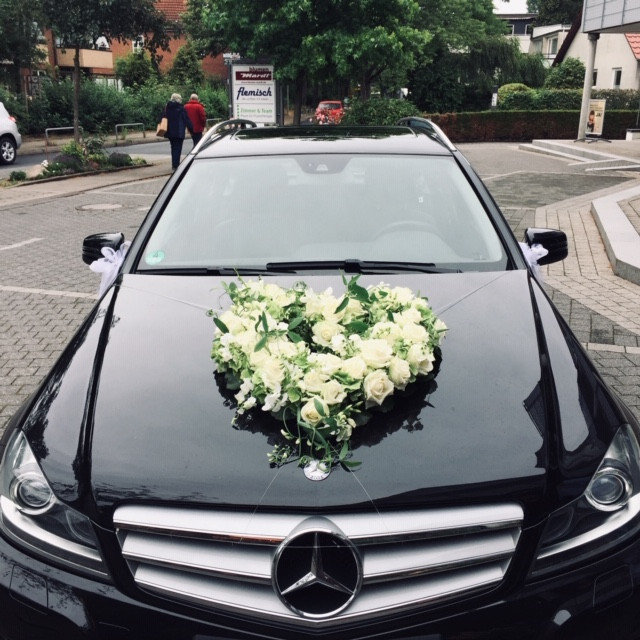 Autoschmuck von Blumen Mardt für eine Hochzeit