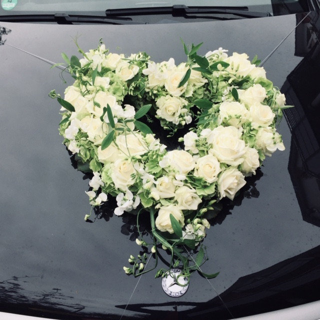 Autoschmuck von Blumen Mardt für eine Hochzeit