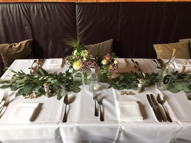 Tisch- bzw. Raumgestaltung bei einer Hochzeit von Blumen Mardt
