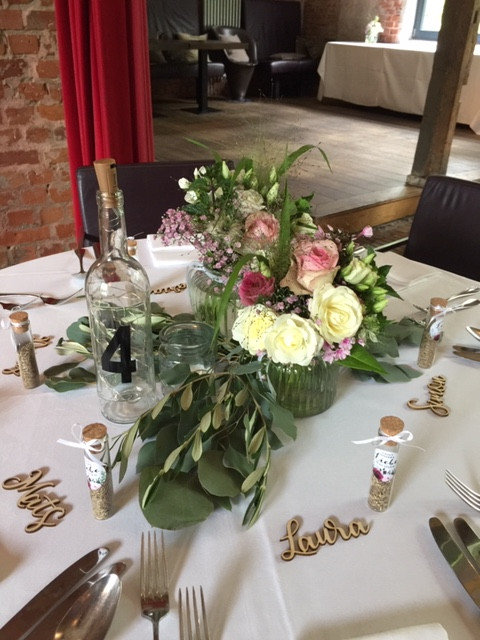 Tischgestaltung bei einer Hochzeit von Blumen Mardt