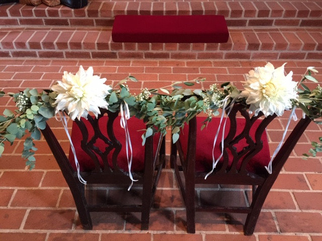 Kirchendekoration von Blumen Mardt für eine Hochzeit