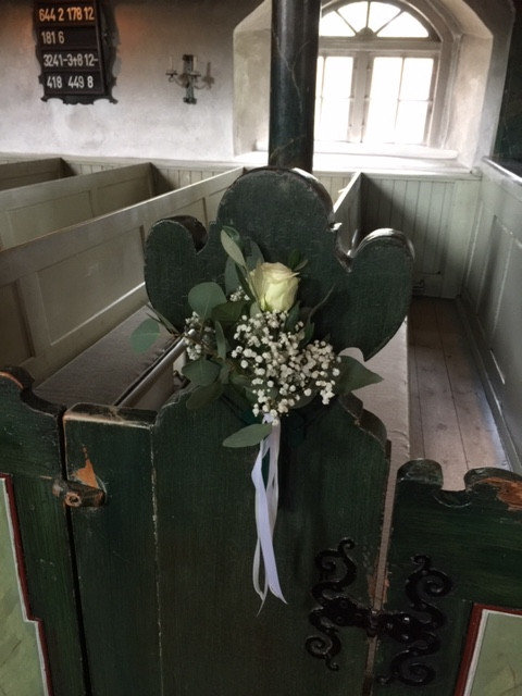 Kirchendekoration von Blumen Mardt für eine Hochzeit