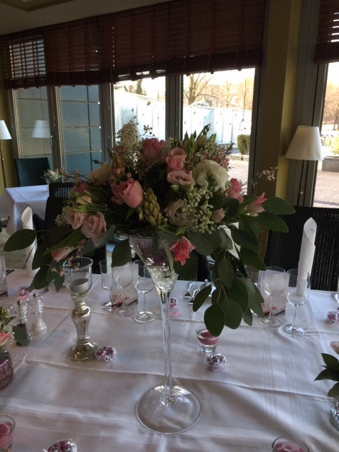 Tisch- bzw. Raumgestaltung bei einer Hochzeit von Blumen Mardt